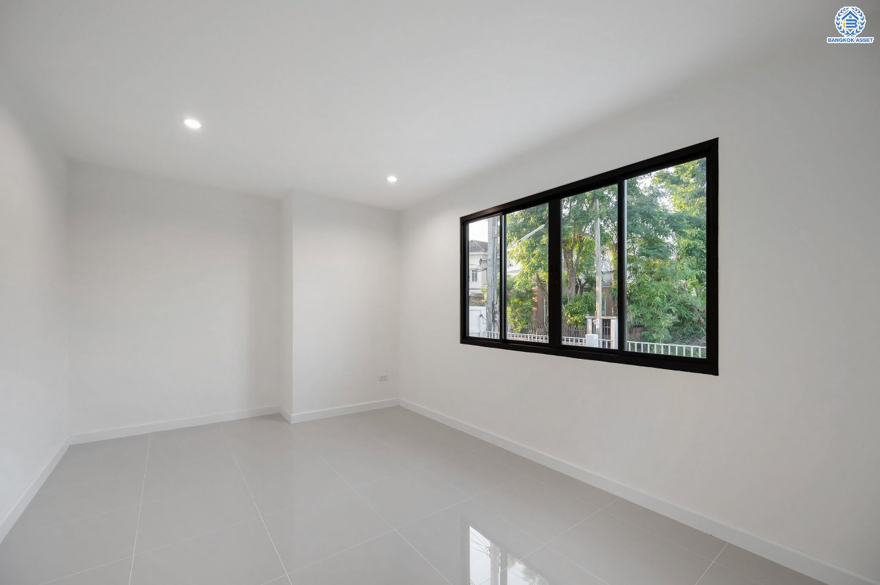 บ้านมือสองตกแต่งใหม่ โครงการ กฤษดานคร เลค แอนด์ พาร์ค บรมราชชนนี-พุทธมณฑลสาย3 เนื้อที่ 75 ตร.ว. บนพื้นที่ใช้สอย 121 ตร.ม. ฟังก์ชัน 3 ห้องนอน 2 ห้องน้ำ จอดรถได้ 2 คัน พร้อม 1 ห้องอเนกประสงค์บนทำเลศักยภาพเชื่อมต่อหลายเส้นทาง ใกล้เซ็นทรัลปิ่นเกล้า ม.มหิดล และทางด่วน "ศรีรัช"